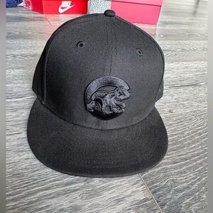 New Era 59FIFTY MLB Chicago Cubs Blacked Out Logo Hat Size 7 1/8